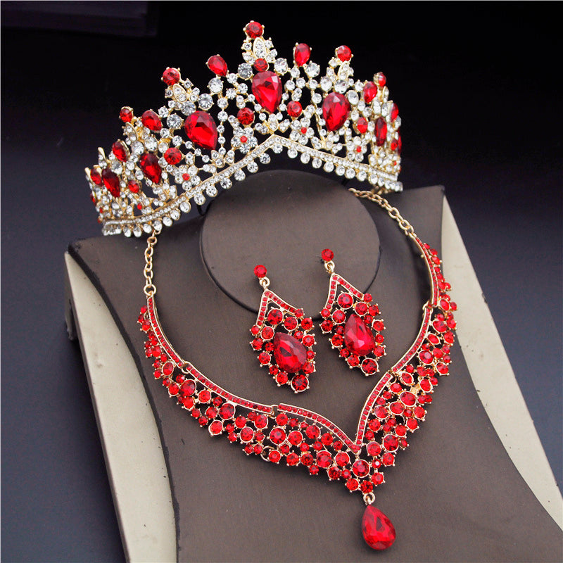 Duquesa dorada con diamantes rojos