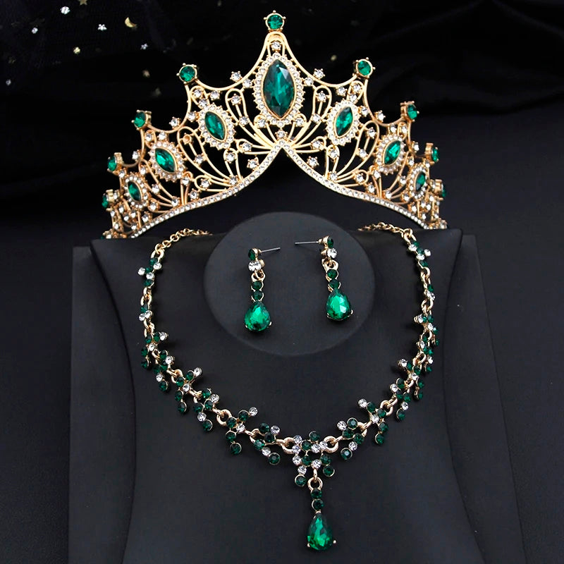 Reina dorada con diamantes verdes