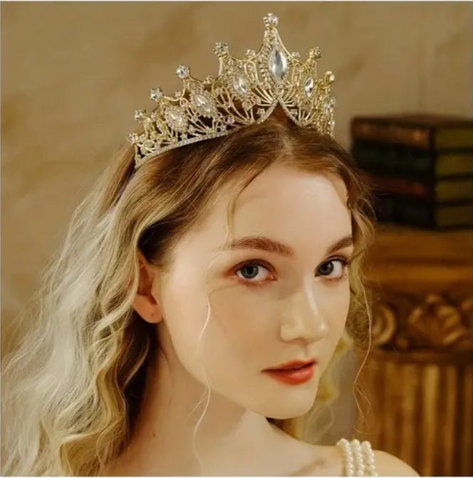 Reina dorada con diamante rojos