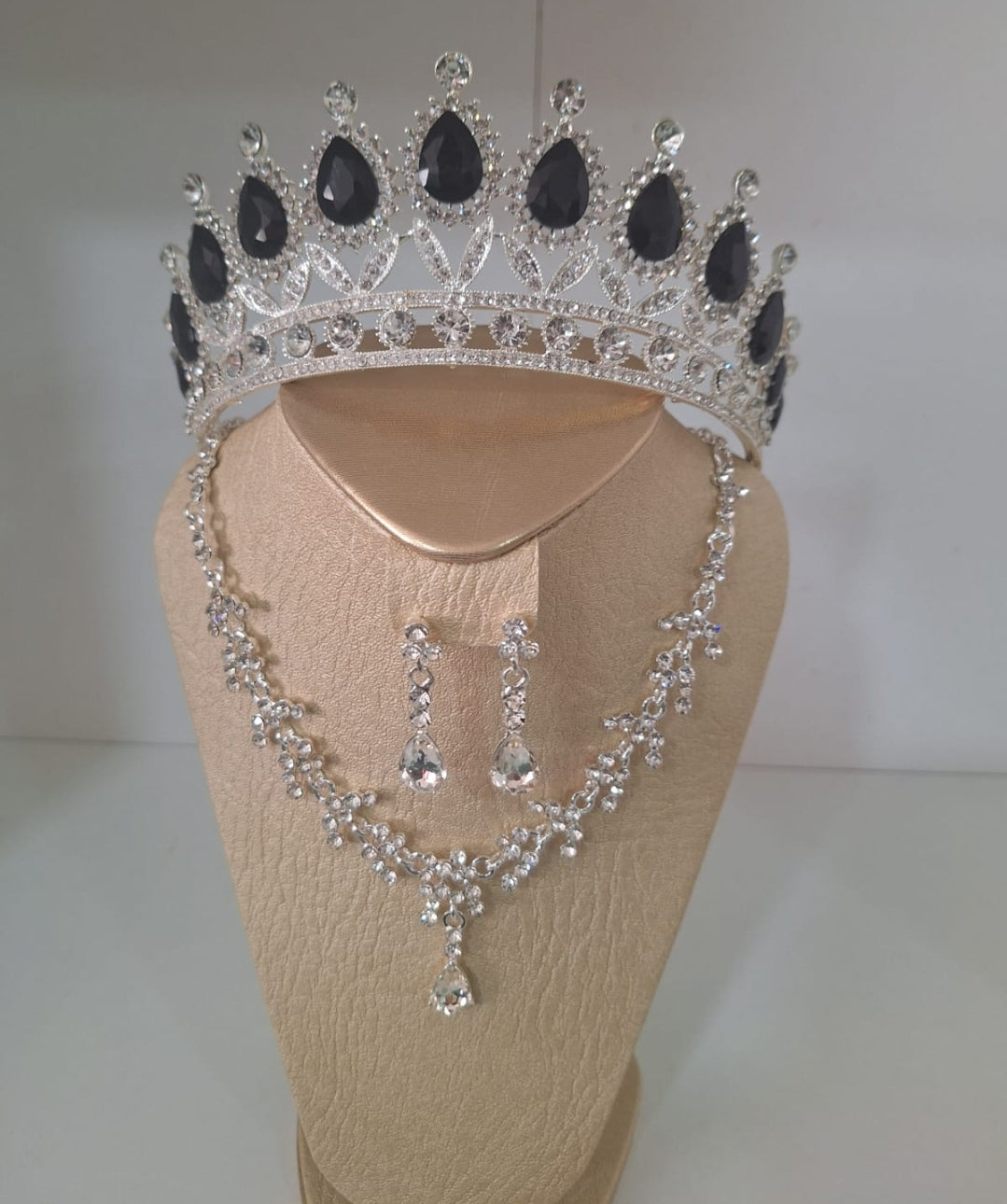 Barroco plateado con diamantes negros