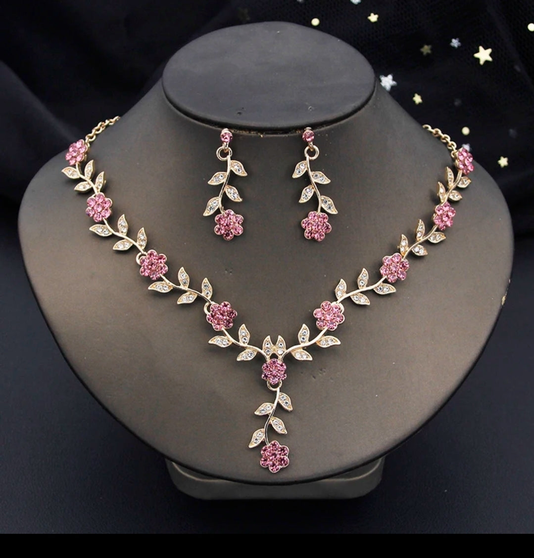 Collar dorado de flores