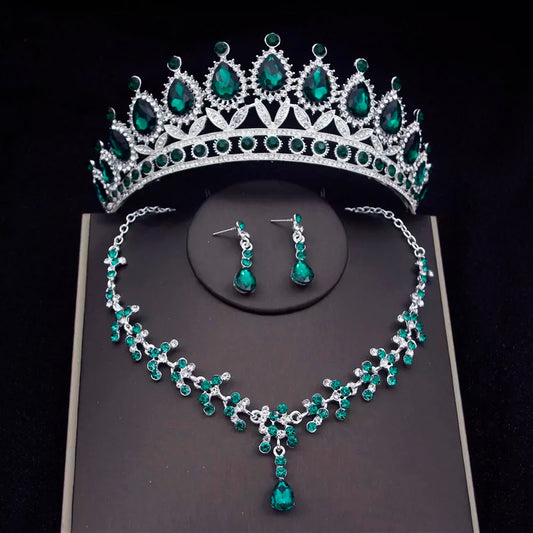 Barroco plateado con diamantes verdes