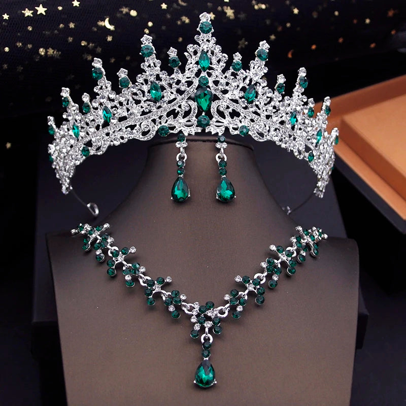 Imperial plateada con diamantes verdes