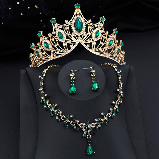 Reina dorada con diamantes verdes